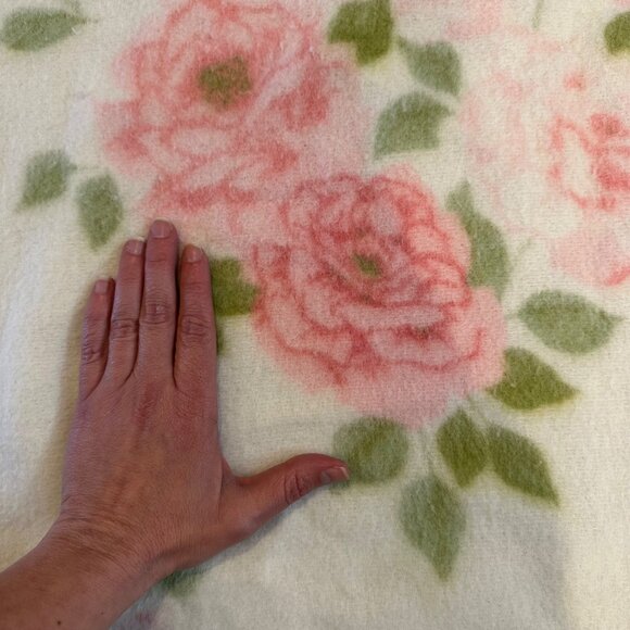 Vintage Floral Blanket Pink Rose Flowers Satin Style Trim Mid Century Bedding - Picture 3 of 6